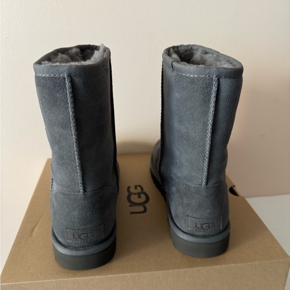 UGG short suede sheepskin stud II boot. Size: 8, 9 - Picture 3 of 15